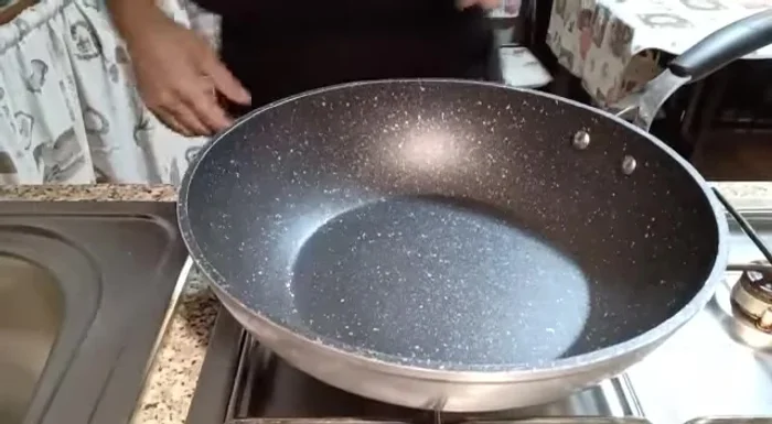 In una casseruola, fate scaldare un filo d'olio e una noce di burro.