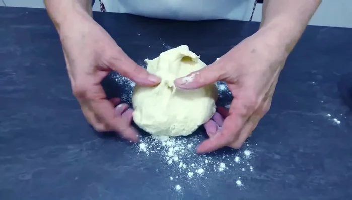 Formare un panetto, adagiarlo in una ciotola, coprire con pellicola e lasciare lievitare (almeno tutta la notte in frigo, o 2-3 ore a temperatura ambiente con più lievito).