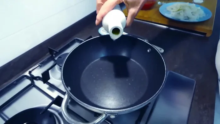 In una casseruola, far rosolare le cipolle in un filo d'olio.