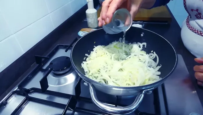 Aggiungere acqua, coprire e lasciare stufare le cipolle fino a quando non saranno appassite e morbide.