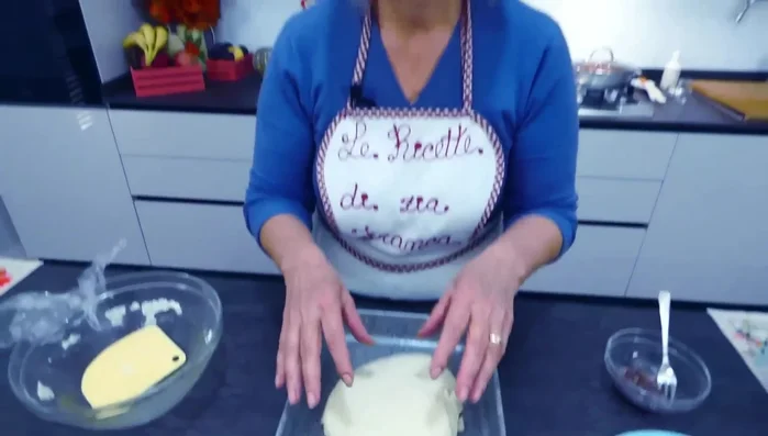 Stendere l'impasto lievitato nella teglia.