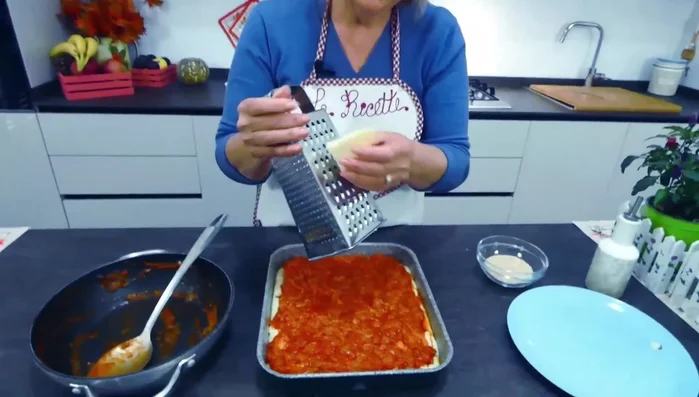 Grattugiare il caciocavallo rimasto sulla pizza.