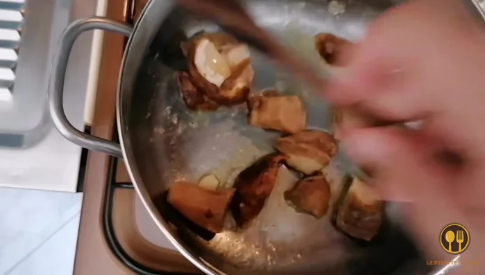 Aggiungere prezzemolo ai funghi (110.399).