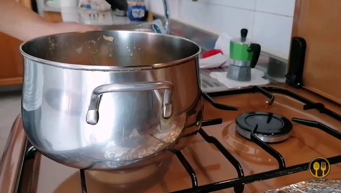 Aggiungere le verdure (carota, sedano, cipolla) nella padella e farle stufare nel liquido rilasciato dai funghi (123.33).