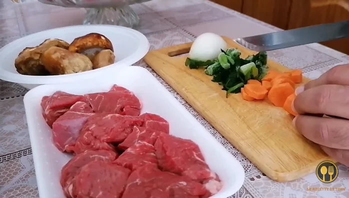 Tagliare carota, sedano e mezza cipolla a pezzi grandi (14.53).