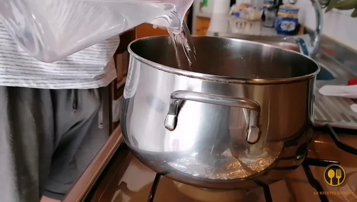 Aggiungere un litro di acqua calda (o brodo) e portare ad ebollizione (210.83).