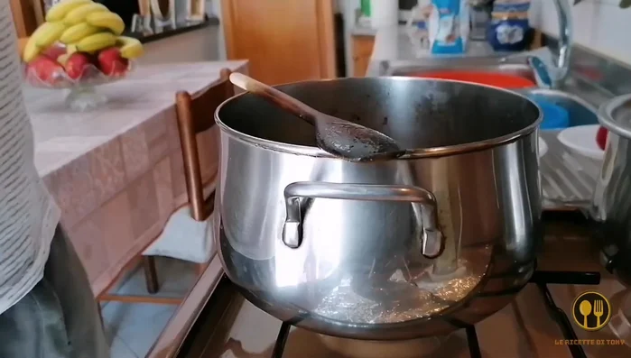 Cuocere a fuoco lento per circa un'ora e 50 minuti con coperchio (227.8).