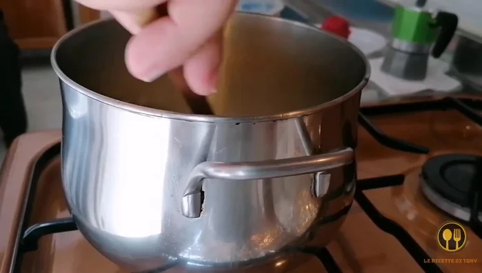 Preparare la polenta seguendo le istruzioni sulla confezione (295.09).