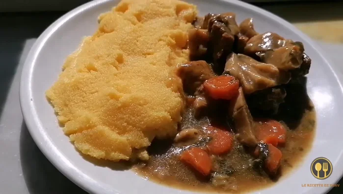 Servire lo spezzatino con la polenta calda (350.14).