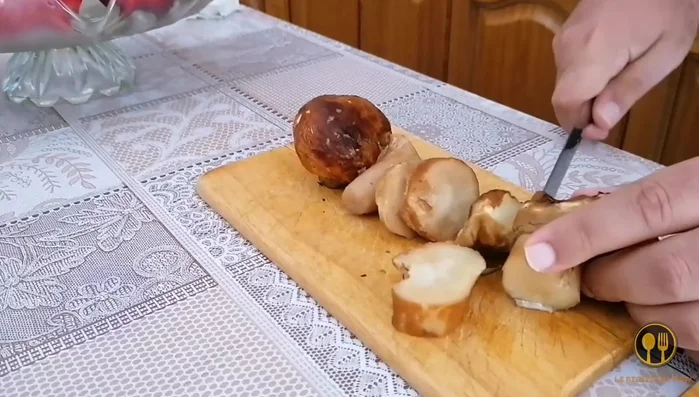 Tagliare i funghi porcini a tocchetti grandi (44.77).