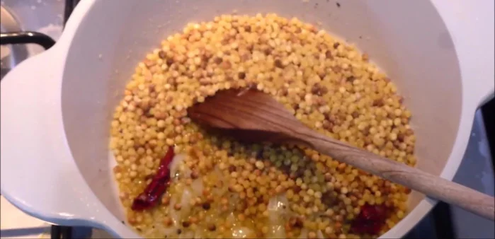Aggiungere la fregola sarda.