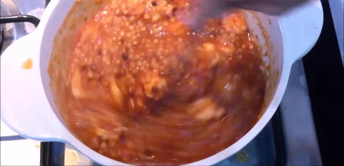 Cuocere la fregola come un risotto, aggiungendo brodo di polpo o acqua e mescolando continuamente fino a che la fregola non assorbe il sughetto e diventa cremosa.
