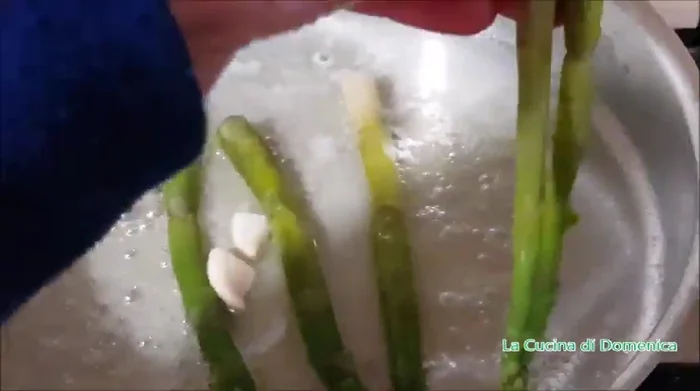 Aggiungere gli asparagi al burro fuso, un pizzico di sale. (100.13)