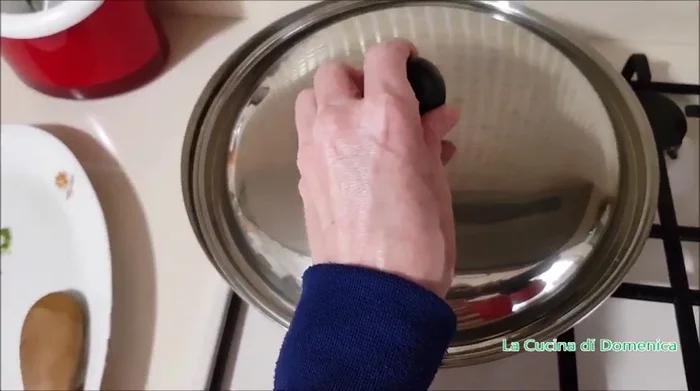 Cuocere per 5 minuti da un lato, poi girare e cuocere per altri 5 minuti dall'altro lato. (118.789)