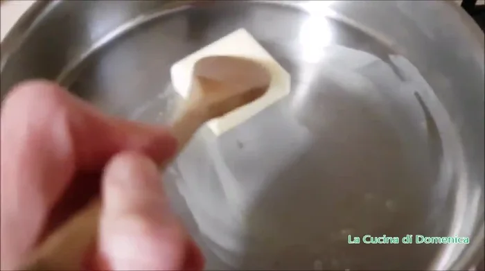 In una padella, sciogliere 50g di burro con due spicchi d'aglio a fuoco lento. (73.32)
