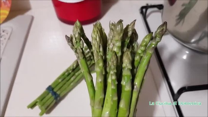 Aggiungere gli asparagi nell'acqua bollente, facendo in modo che le punte rimangano fuori dall'acqua. (8.73)