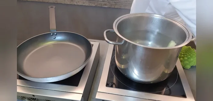 Lessare le foglie più coriacee in acqua leggermente salata per ammorbidirle. Utilizzare un cestello per la cottura a vapore.