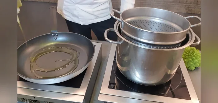 In una padella, soffriggere aglio e peperoncino fresco in un filo d'olio extravergine d'oliva.