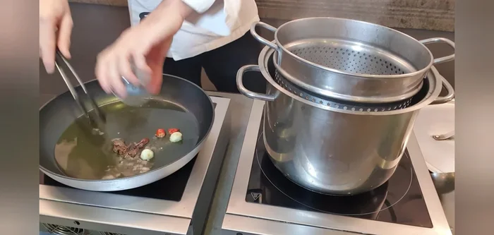 Aggiungere le acciughe e farle sciogliere nel soffritto.