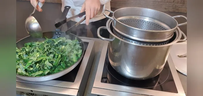 Aggiungere le foglie di broccolo lessate e un mestolo di acqua di cottura della pasta.