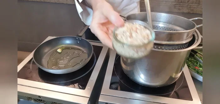 Tostare il pangrattato in una padella con un filo d'olio fino a renderlo croccante.