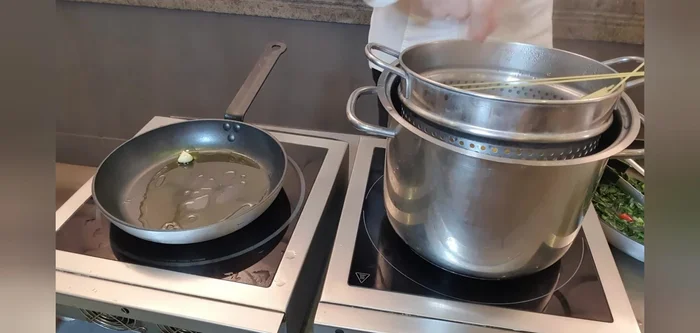 Cuocere gli spaghetti in acqua bollente salata.