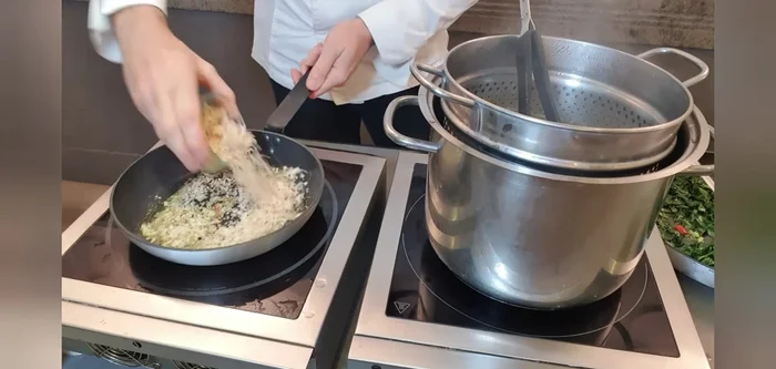 Scolare gli spaghetti al dente e saltarli in padella con il condimento al broccolo.