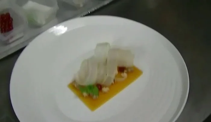 Versare la granita sopra la gelatina.
