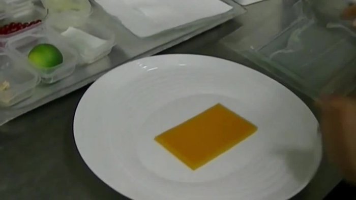 Versare la gelatina al centro del piatto.