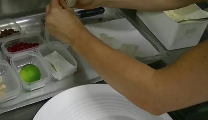 Disporre il sedano croccante attorno alla gelatina.