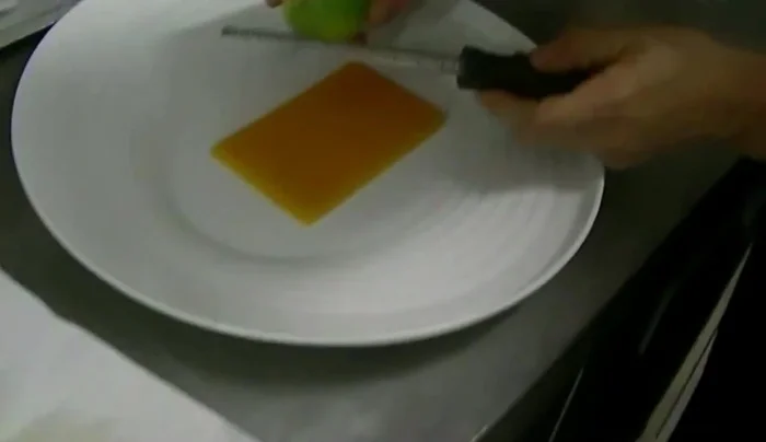 Aggiungere buccia di lime sulla gelatina.