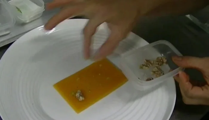 Aggiungere noci caramellate alla vaniglia salate.