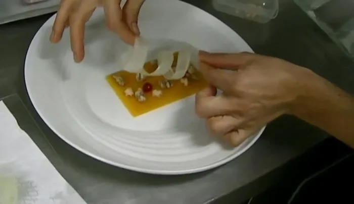 Preparare la granita di mele verdi e limoncello (grattugiando semplicemente con la forchetta).