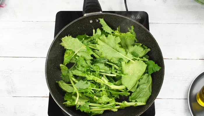 Aggiungete le cime di rapa e il sale.
