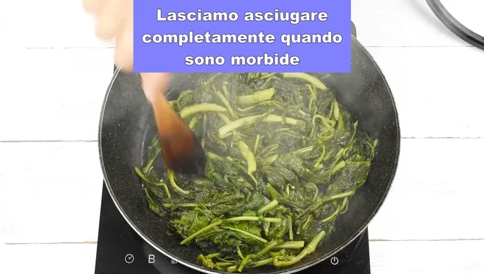 Una volta cotte, togliete il coperchio e lasciate asciugare le cime di rapa per renderle più saporite.