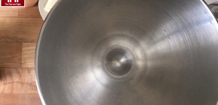 Preparazione del lievitino: nella planetaria, mescolare 100g di farina, lievito secco, 50g di acqua e 50g di latte. Coprire e far riposare per 2 ore in luogo tiepido (forno con luce accesa).