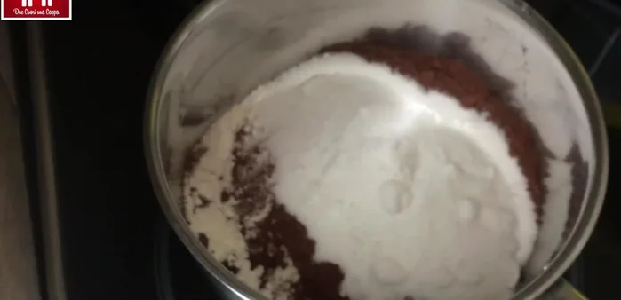 Preparazione della crema al cioccolato: in un pentolino, mescolare cacao, amido, zucchero e vanillina. Aggiungere gradualmente il latte, mescolando per evitare grumi. Cuocere a fuoco basso, mescolando continuamente, fino ad addensamento. Far raffreddare e coprire con pellicola.