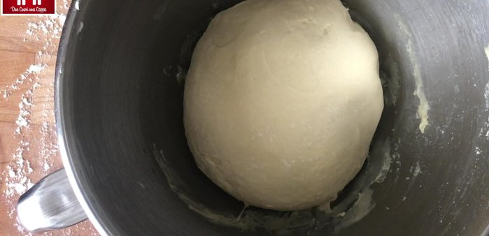 Lievitazione dell'impasto: Formare una palla, coprire con pellicola e far lievitare per 3 ore.