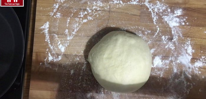 Stendere l'impasto su una spianatoia ad uno spessore di 1 cm. Usando un coppapasta, ritagliare i bomboloni e posizionarli su una leccarda rivestita di carta forno, lasciando spazio tra loro. Far lievitare per altri 30 minuti nel forno con luce accesa.