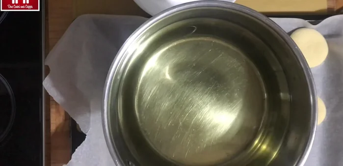 Frittura: In un pentolino, scaldare abbondante olio di semi. Friggere i bomboloni pochi per volta, fino a doratura. Scolarli su carta assorbente.