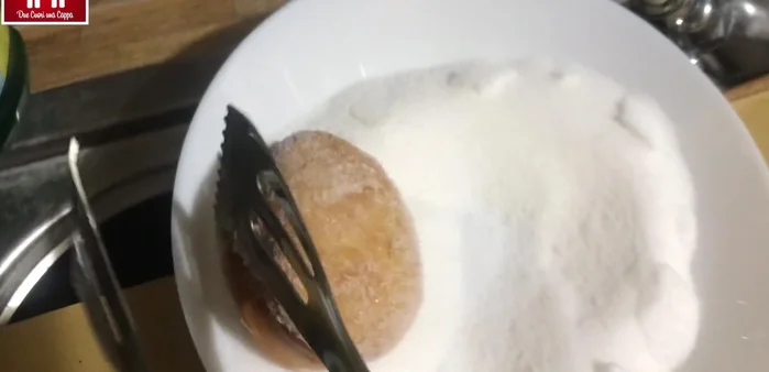Spolverizzare con zucchero semolato.
