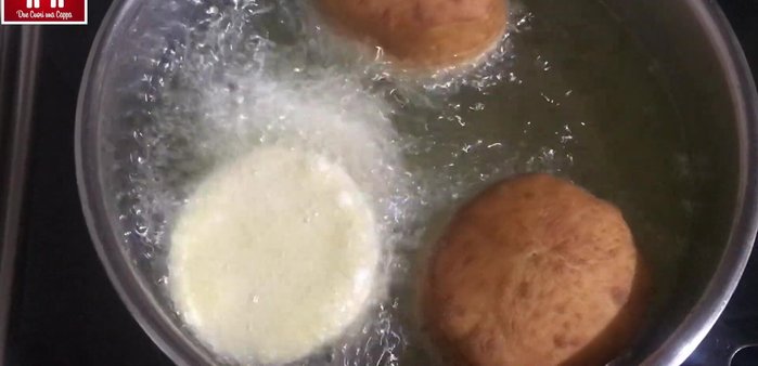 Farcitura: Farcire i bomboloni con la crema al cioccolato usando una sac à poche.