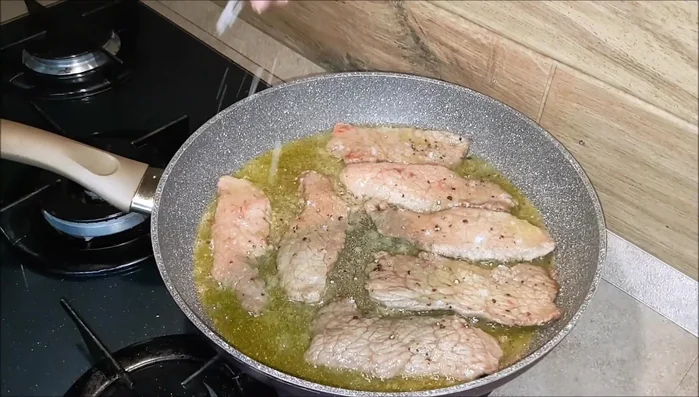 Regolate di sale. Sfumete con il Marsala, lasciando evaporare per circa 3 minuti a fiamma alta.