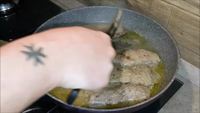 Girate le fettine, coprite con il coperchio e cuocete per un altro minuto.