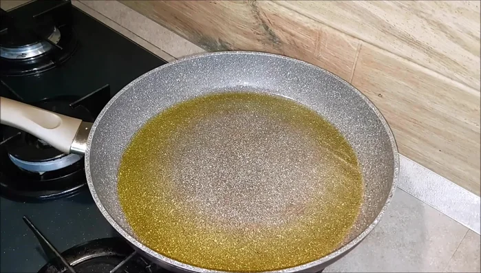 Togliete lo spicchio d'aglio (se usato) e aggiungete le fettine di vitello, facendo in modo che tocchino tutte il fondo della padella. Cuocete a fiamma vivace per un minuto per lato.