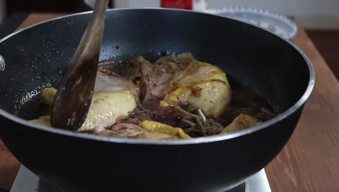Far sobbollire il vino, coprire e cuocere fino a quasi completa evaporazione del vino, lasciando un po' di sughetto.