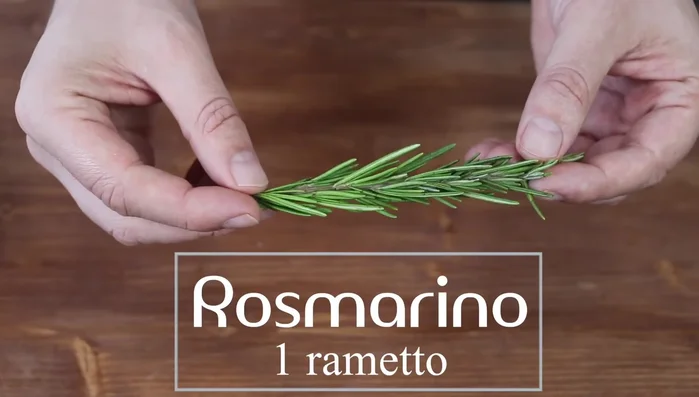 Aggiungere rosmarino, salvia, pepe in grani e sale.