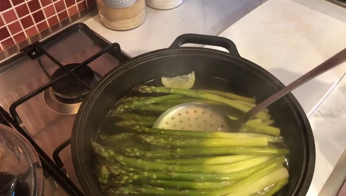 Una volta cotti, scolare gli asparagi e lasciarli raffreddare leggermente.