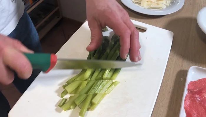 Tagliare gli asparagi a pezzetti, lasciando le punte più lunghe.