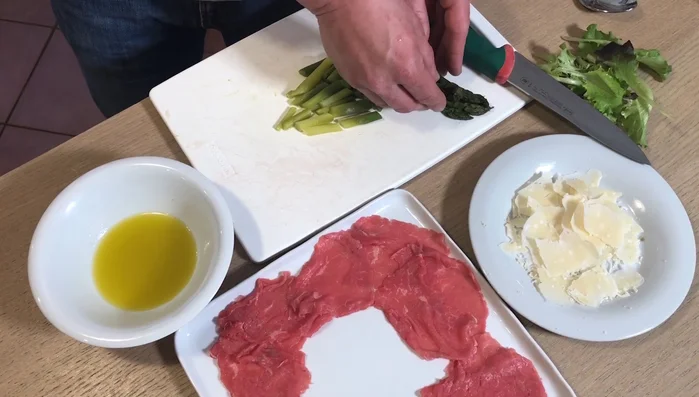 Disporre gli asparagi al centro del carpaccio.
